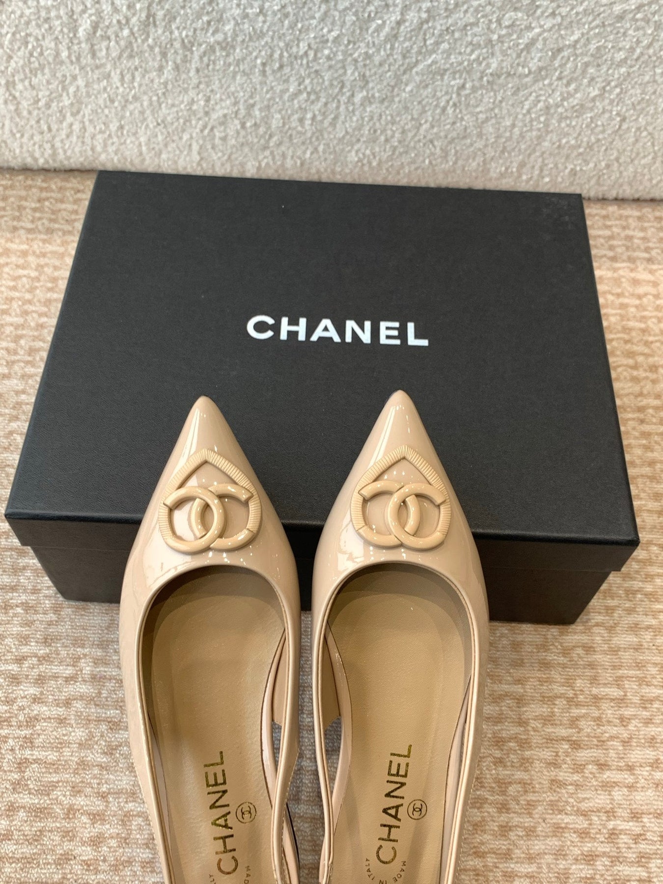 FLAT MULES IN BISQUE BEIGE PATENT CALFSKIN