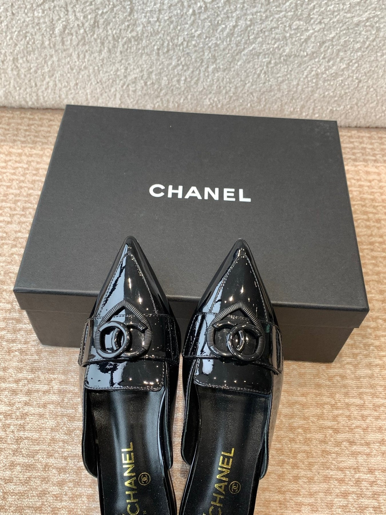 FLAT MULES IN BLACK PATENT CALFSKIN