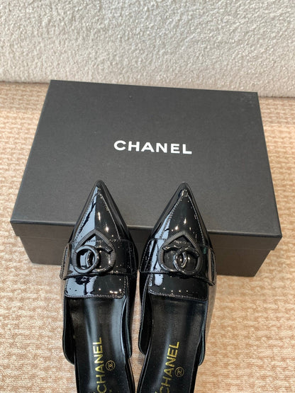 FLAT MULES IN BLACK PATENT CALFSKIN