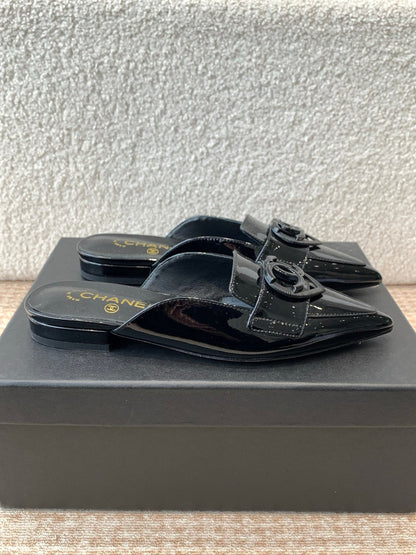 FLAT MULES IN BLACK PATENT CALFSKIN