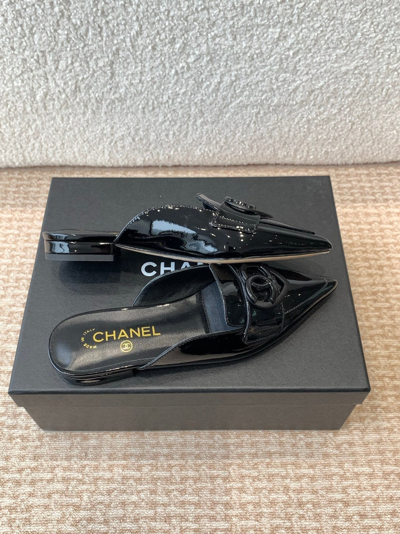 FLAT MULES IN BLACK PATENT CALFSKIN