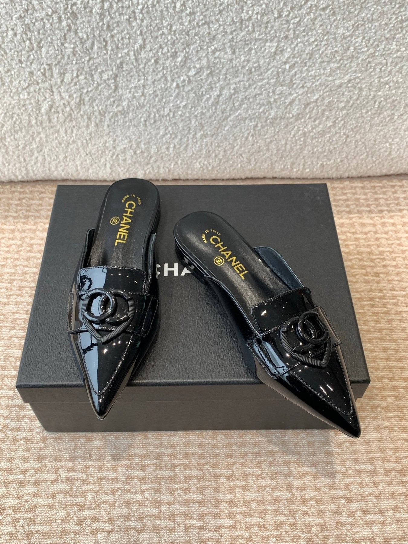 FLAT MULES IN BLACK PATENT CALFSKIN