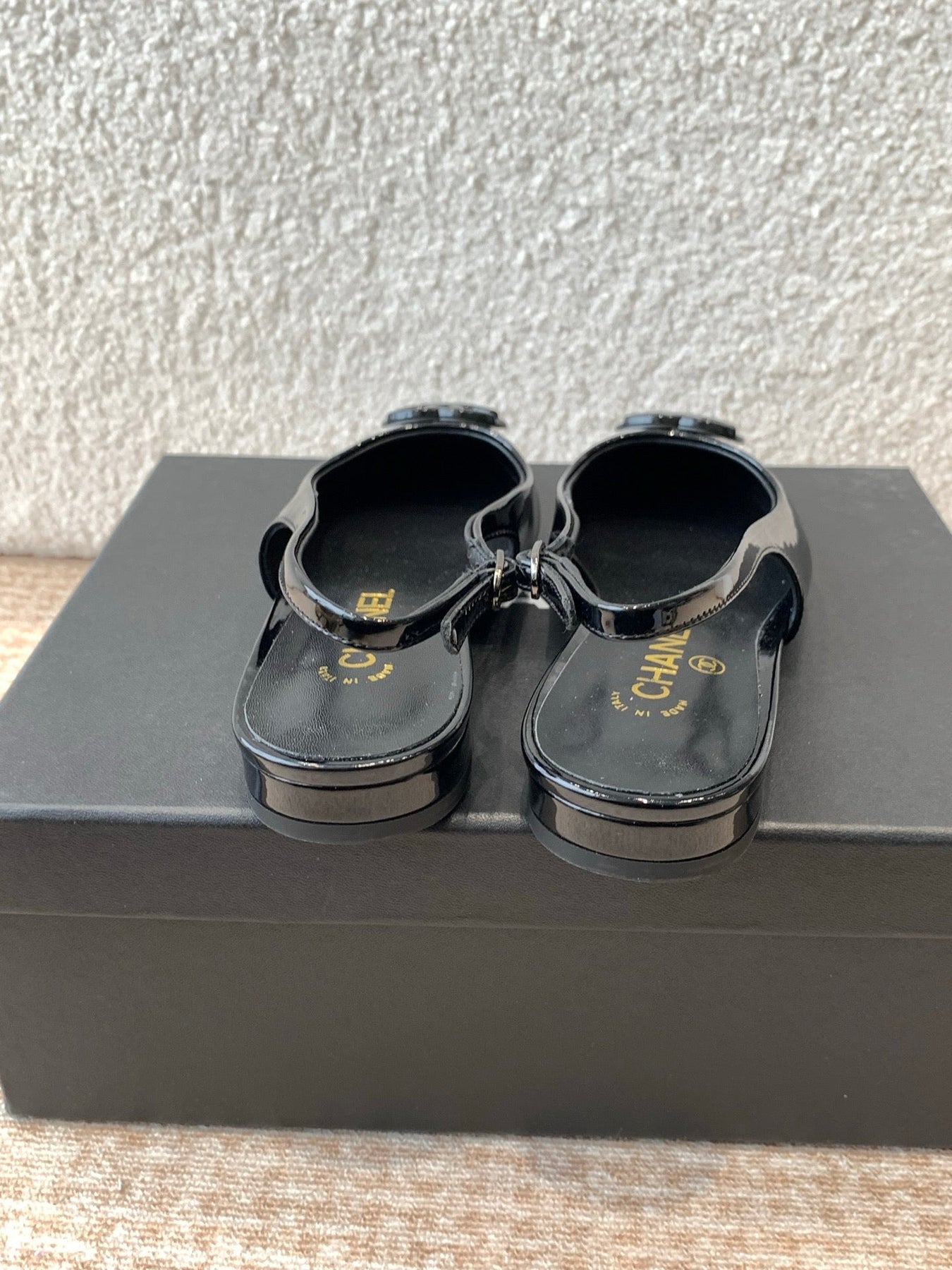 FLAT SLINGBACKS IN BLACK PATENT CALFSKIN