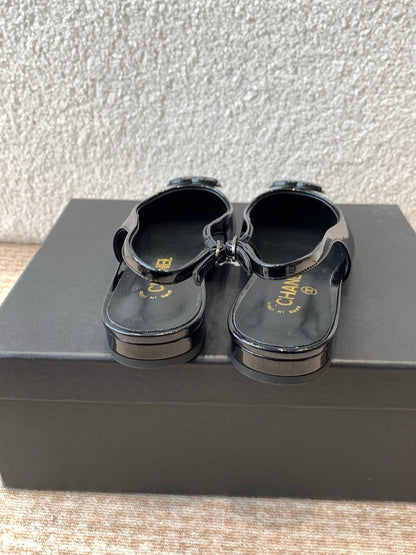 FLAT SLINGBACKS IN BLACK PATENT CALFSKIN