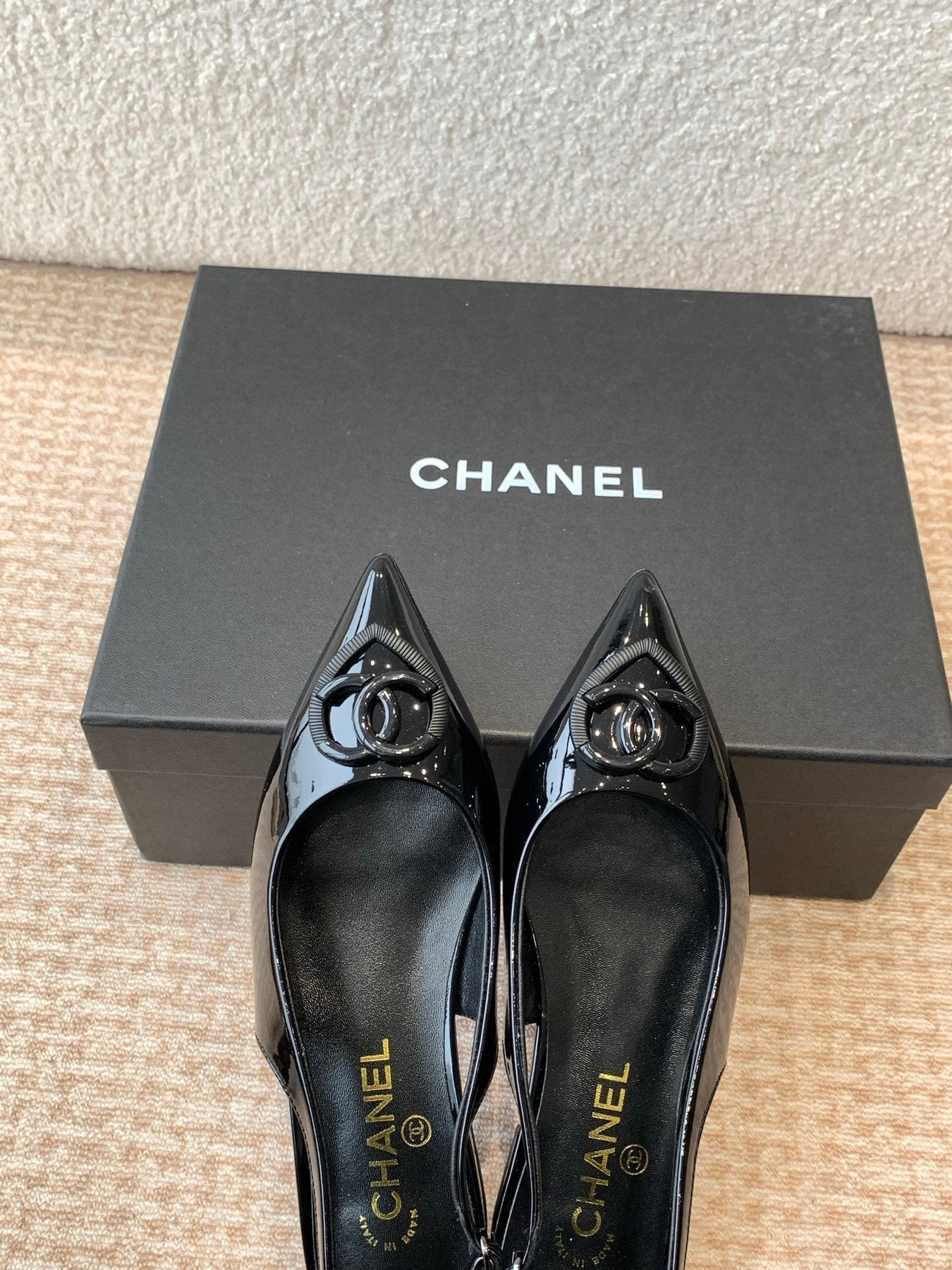 FLAT SLINGBACKS IN BLACK PATENT CALFSKIN