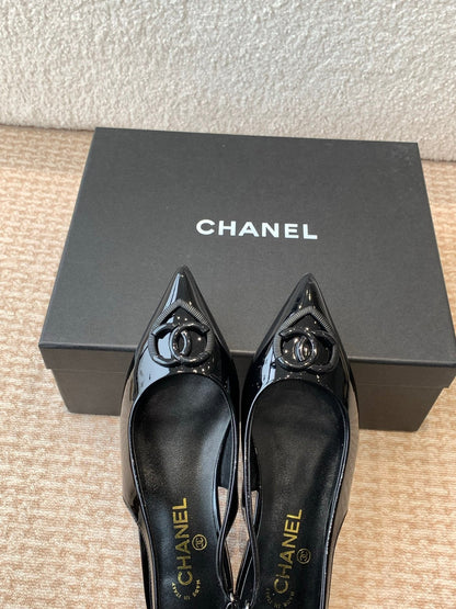 FLAT SLINGBACKS IN BLACK PATENT CALFSKIN