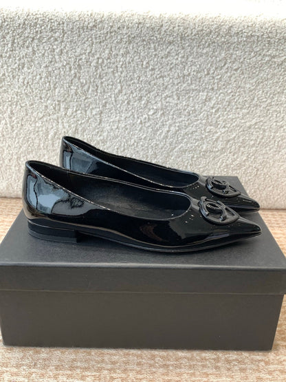 FLAT PUMP IN BLACK PATENT CALFSKIN