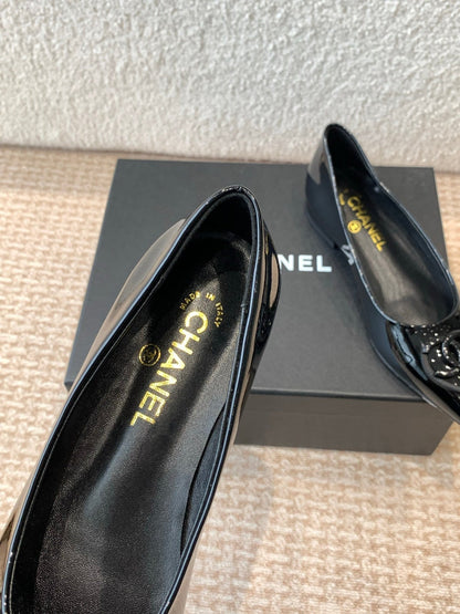 FLAT PUMP IN BLACK PATENT CALFSKIN