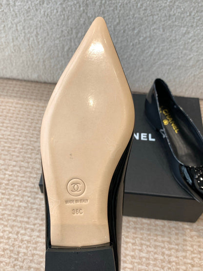 FLAT PUMP IN BLACK PATENT CALFSKIN