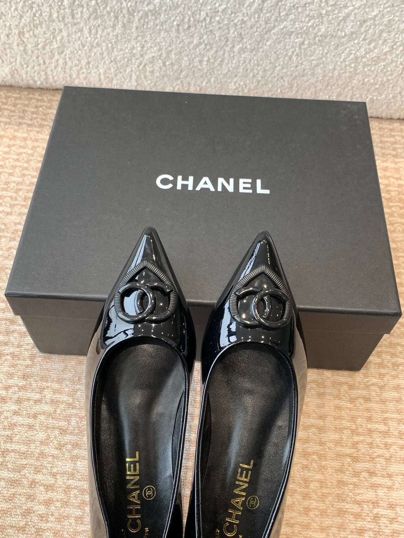 FLAT PUMP IN BLACK PATENT CALFSKIN