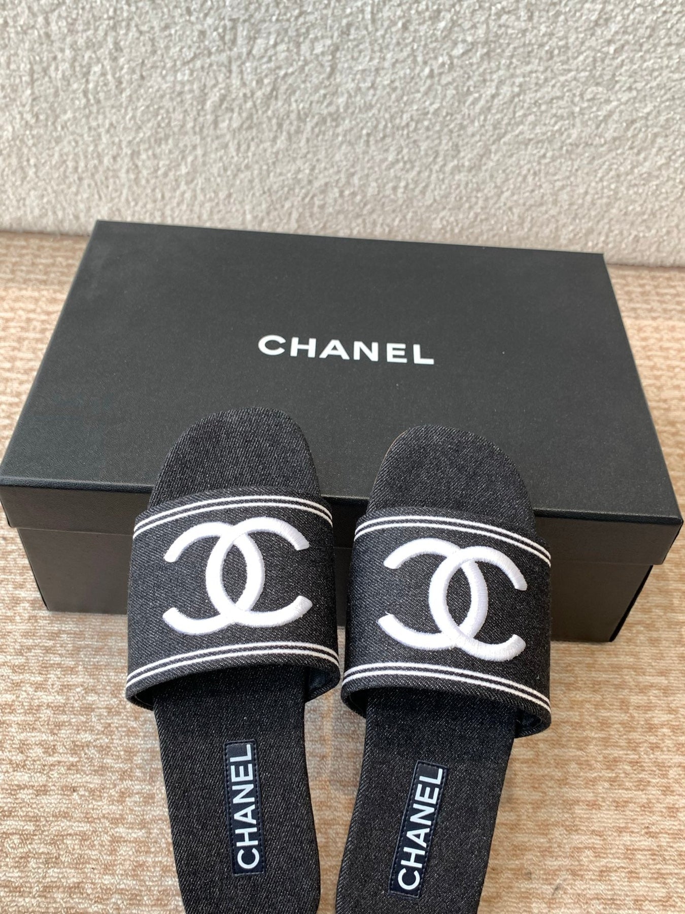 FLAT SLIDE IN BLACK DENIM WITH WHITE LOGO