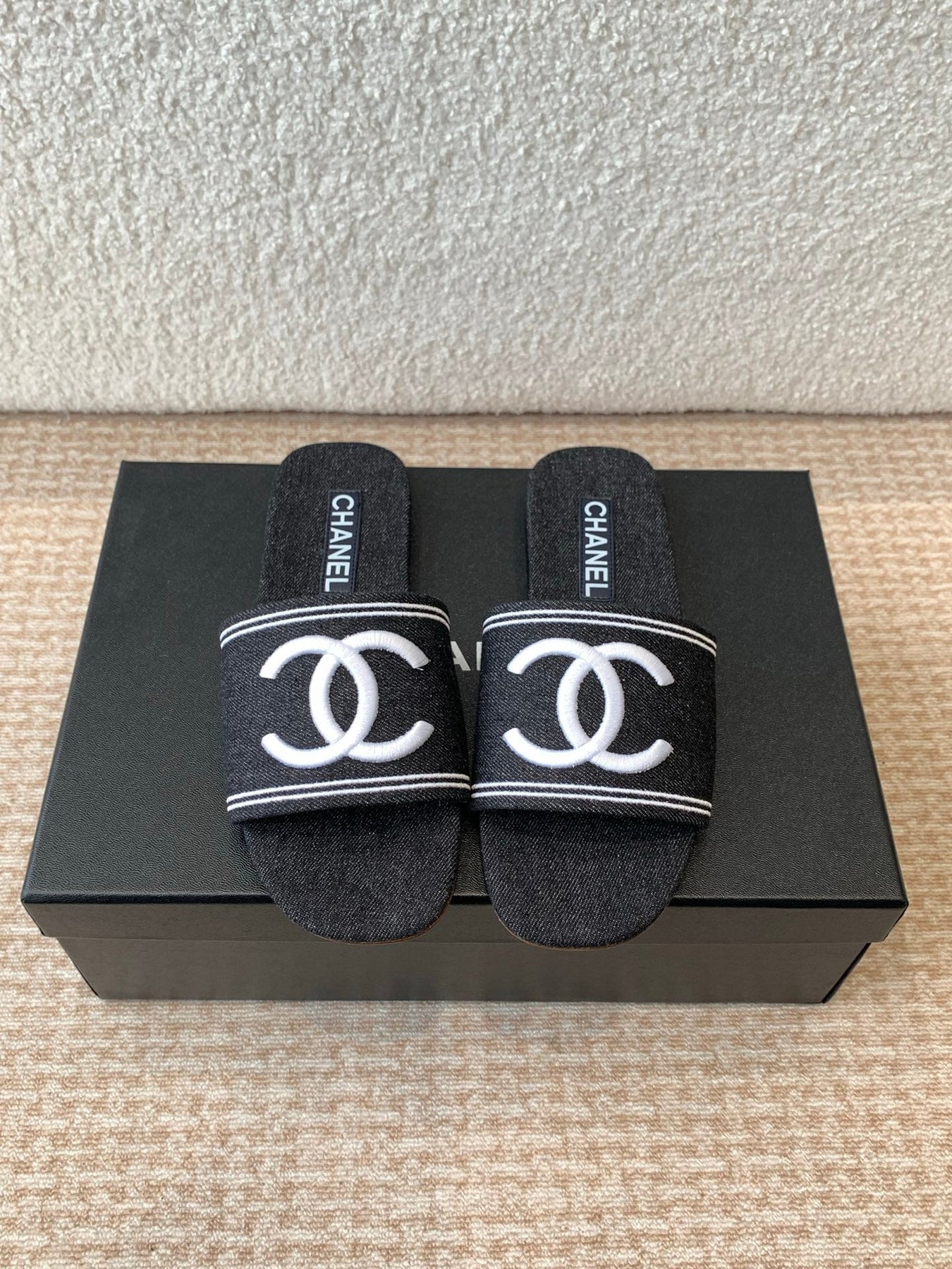 FLAT SLIDE IN BLACK DENIM WITH WHITE LOGO