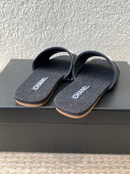 FLAT SLIDE IN BLACK DENIM WITH WHITE LOGO