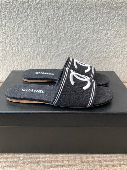 FLAT SLIDE IN BLACK DENIM WITH WHITE LOGO