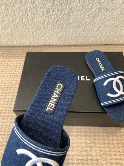 FLAT SLIDE IN NAVY BLUE DENIM WITH WHITE LOGO