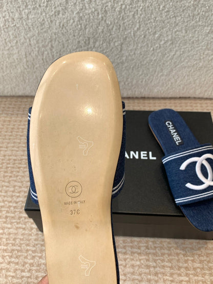 FLAT SLIDE IN NAVY BLUE DENIM WITH WHITE LOGO