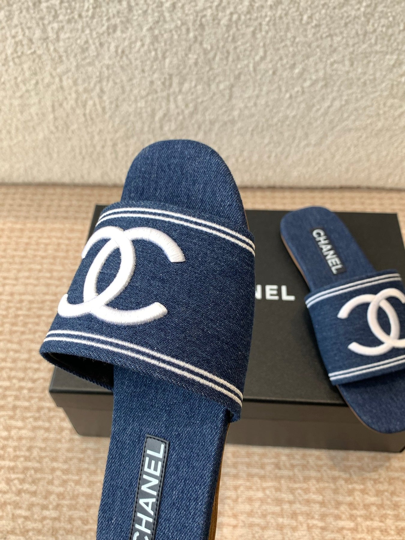 FLAT SLIDE IN NAVY BLUE DENIM WITH WHITE LOGO