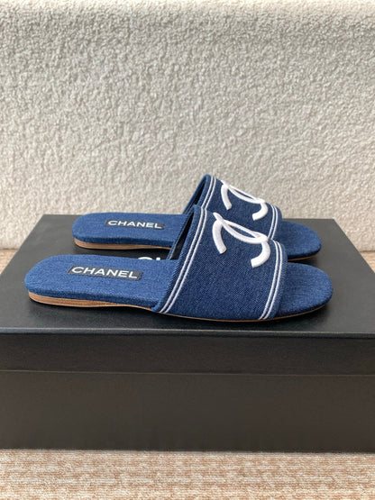 FLAT SLIDE IN NAVY BLUE DENIM WITH WHITE LOGO