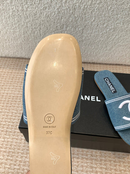 FLAT SLIDE IN AEGEAN BLUE DENIM WITH WHITE LOGO