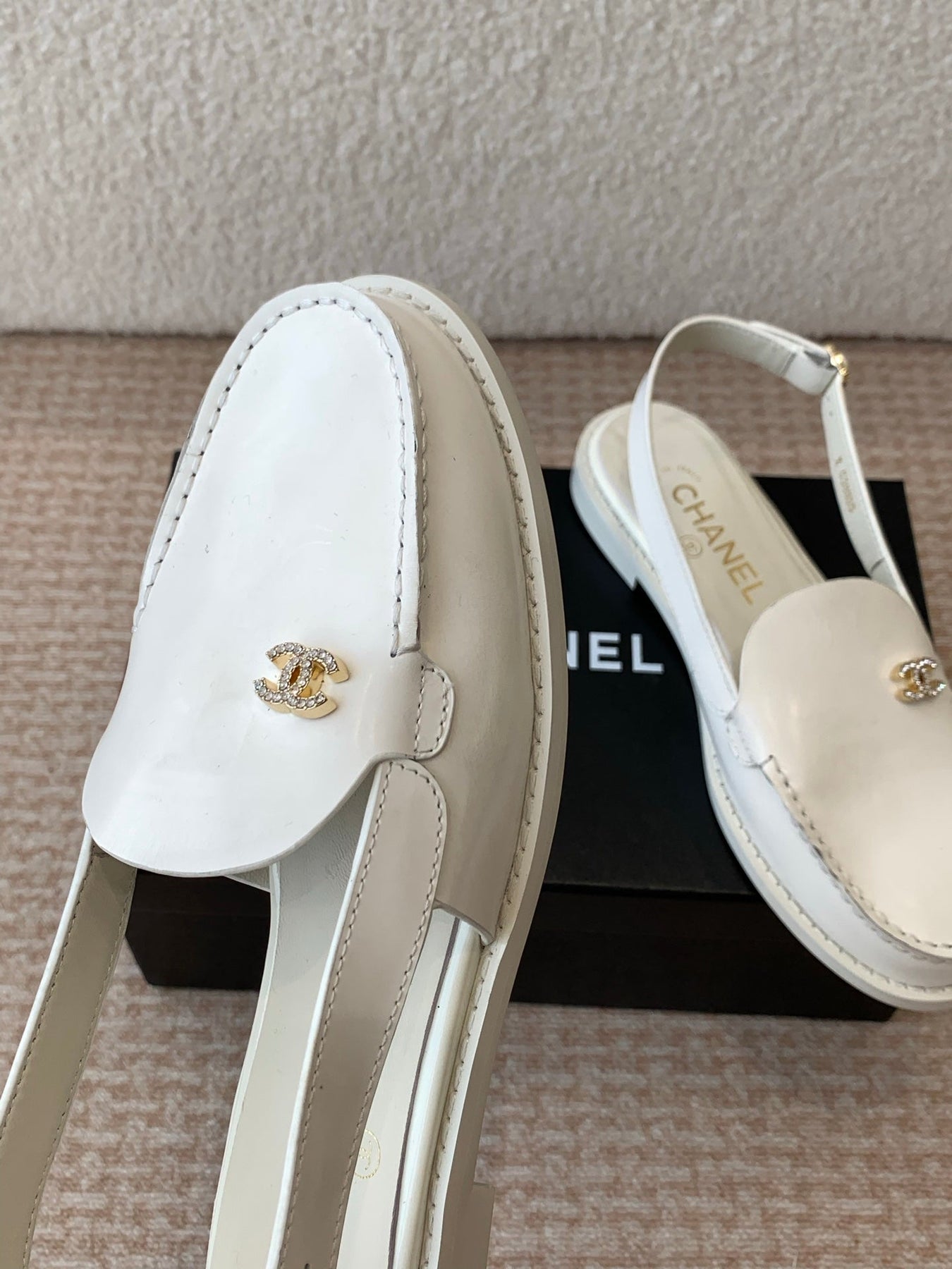 CC MOCCASIN SLINGBACK IN WHITE PATENT CALFSKIN