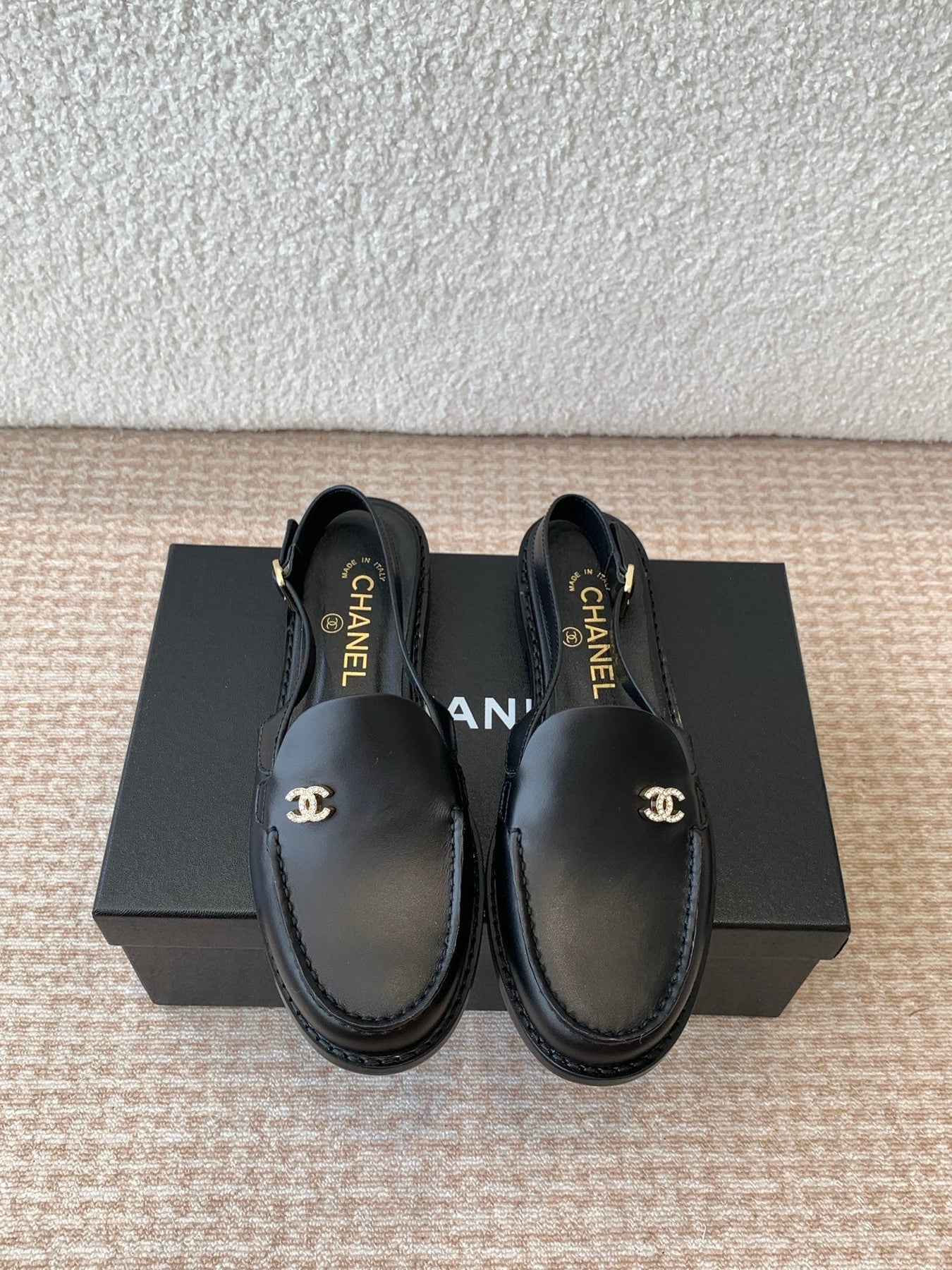 CC MOCCASIN SLINGBACK IN BLACK CALFSKIN