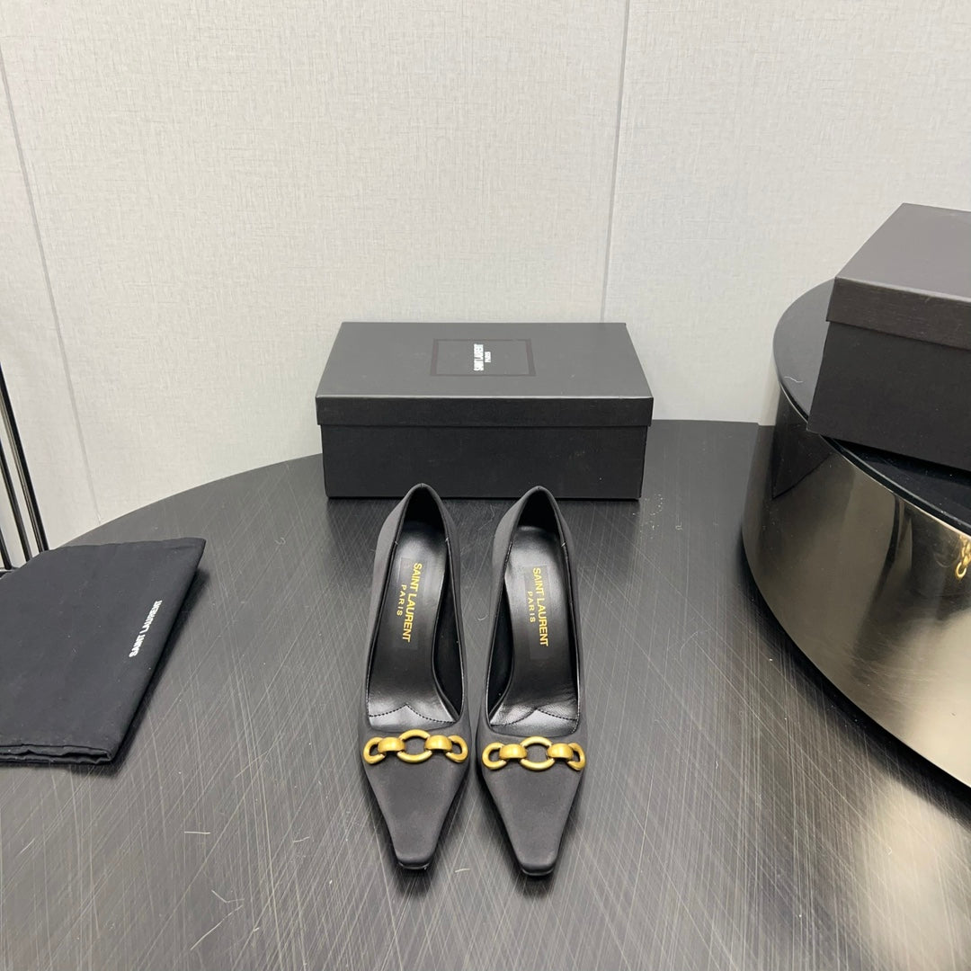 HIGH PUMPS IN BLACK SILK ATTACHED GOLD CHAIN
