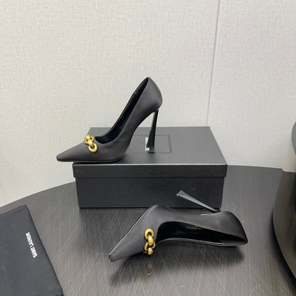 HIGH PUMPS IN BLACK SILK ATTACHED GOLD CHAIN
