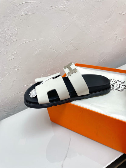 CHYPRE SANDAL WHITE LAMBSKIN WITH H BUCKLE