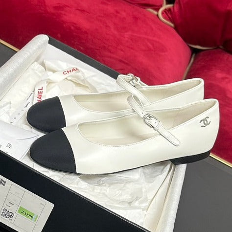 MARY JANE SHOES IN WHITE CALFSKIN AND BLACK SATIN