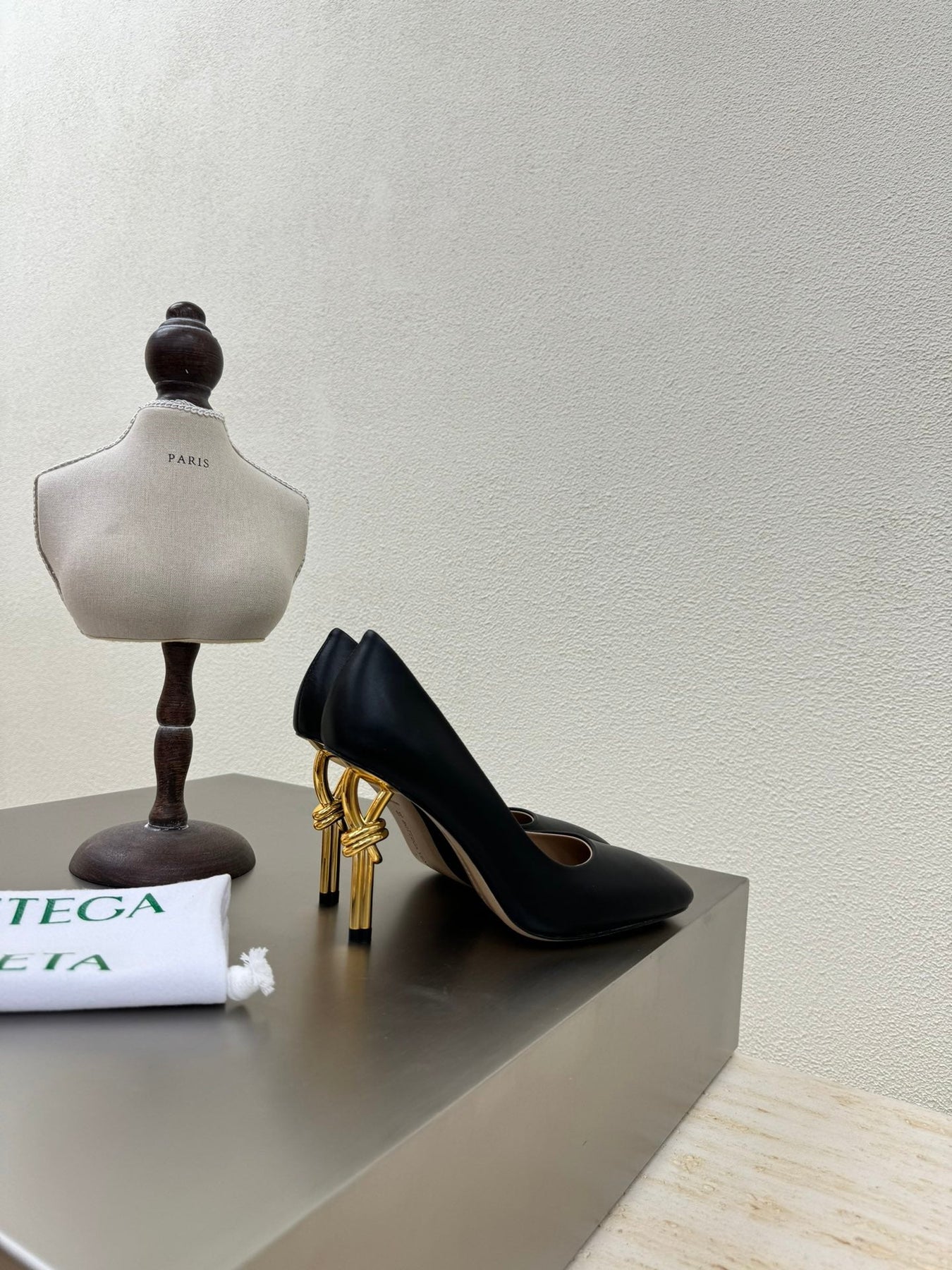 KNOT HIGH PUMP IN BLACK AND GOLD METAL HEEL 9 CM