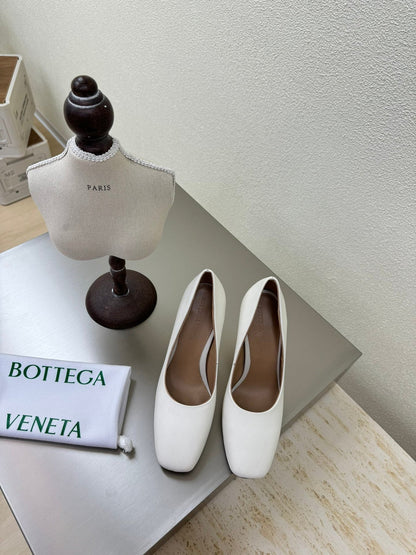 KNOT HIGH PUMP IN WHITE AND GOLD METAL HEEL 9 CM