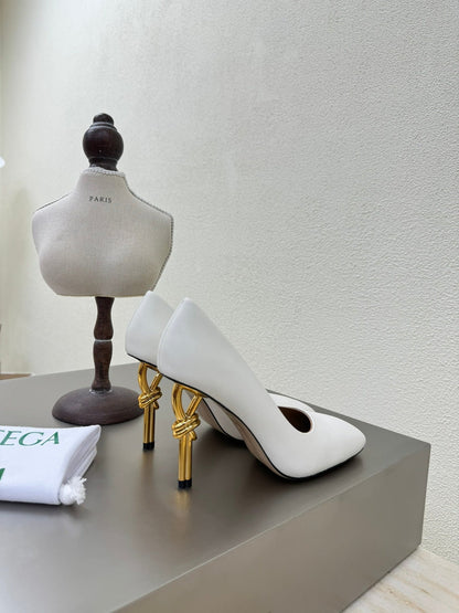 KNOT HIGH PUMP IN WHITE AND GOLD METAL HEEL 9 CM