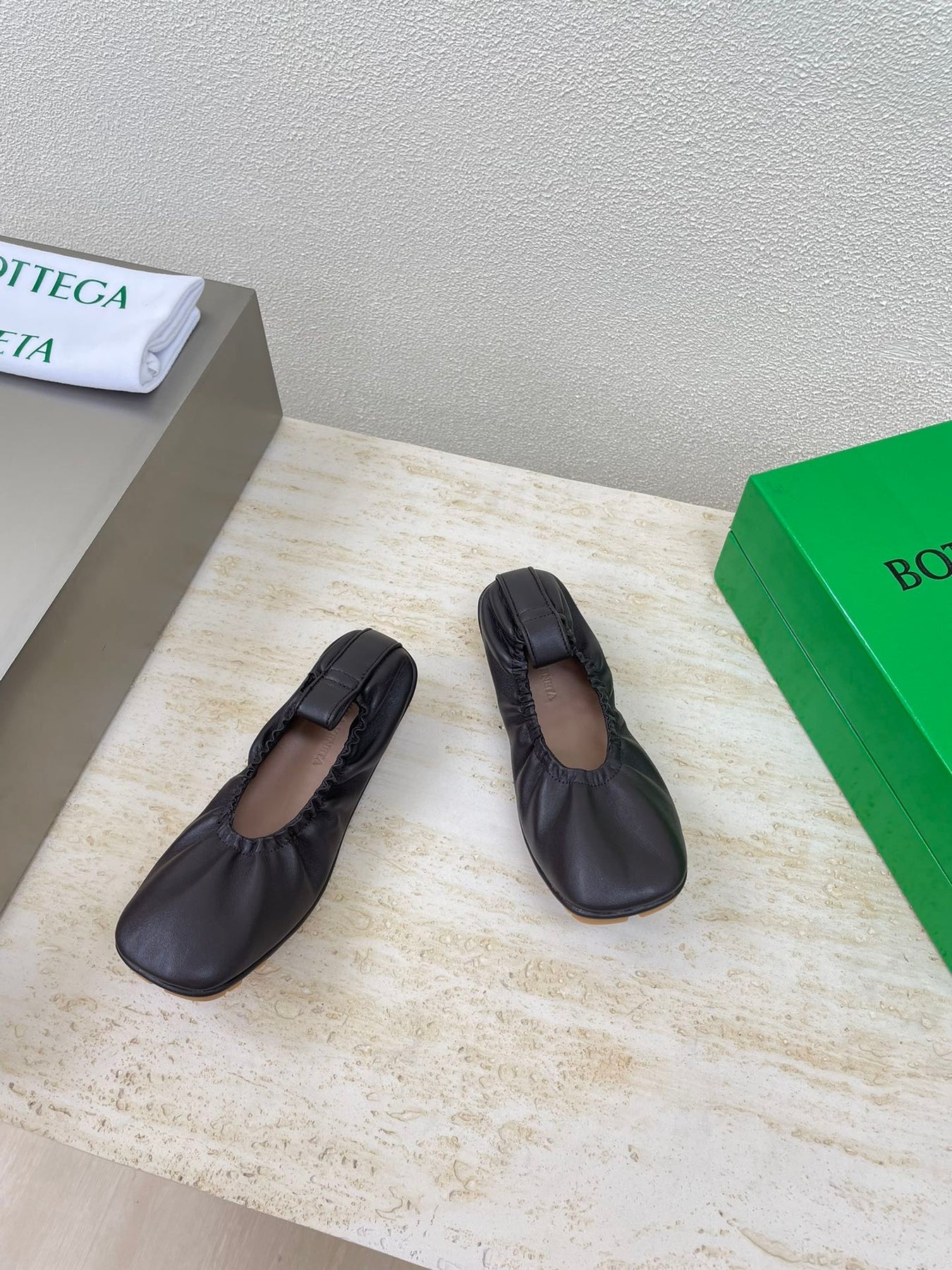 ELASTIC BALLERINA FLATS IN CHOCOLATE BROWN LAMBSKIN