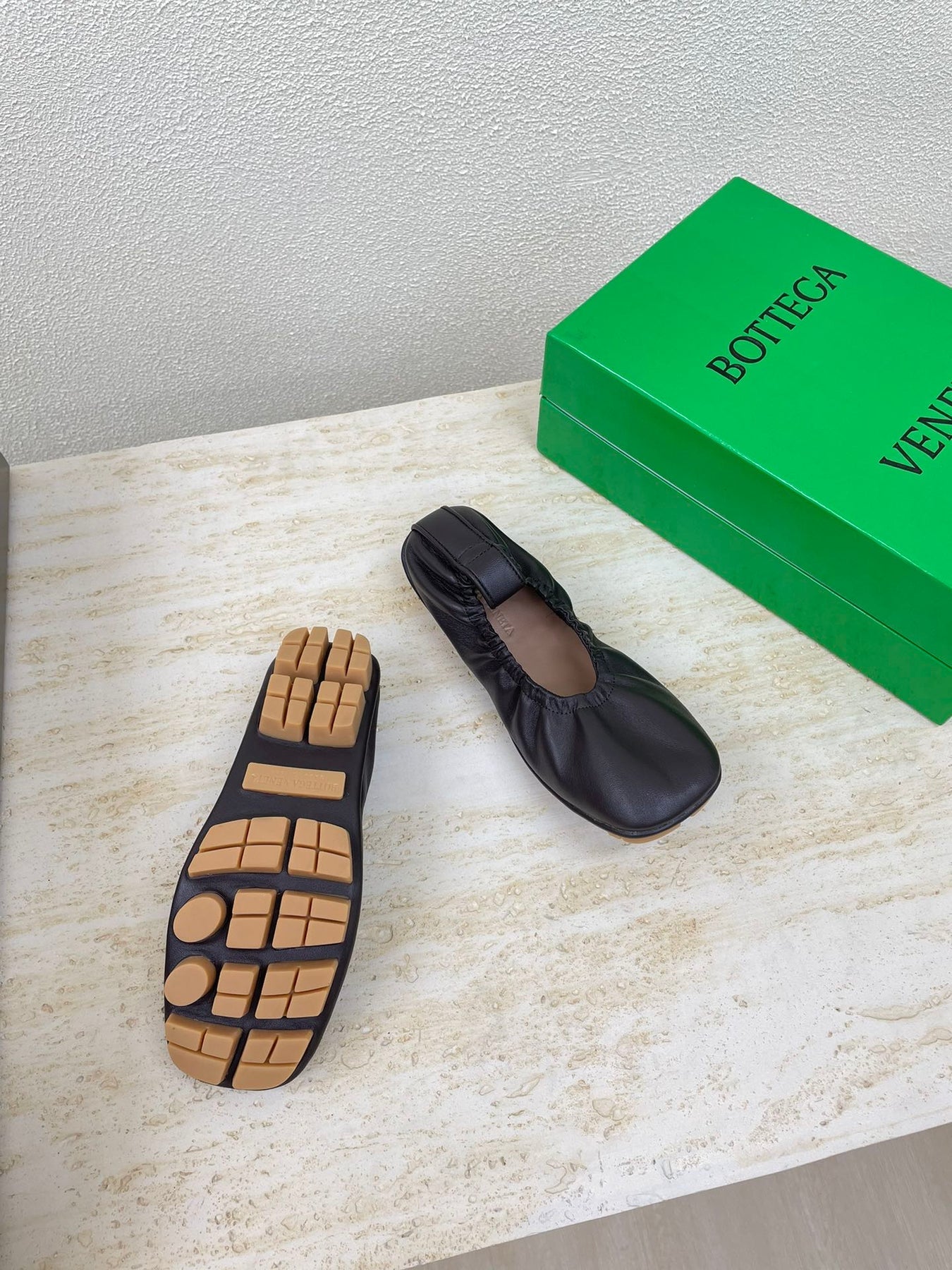 ELASTIC BALLERINA FLATS IN CHOCOLATE BROWN LAMBSKIN