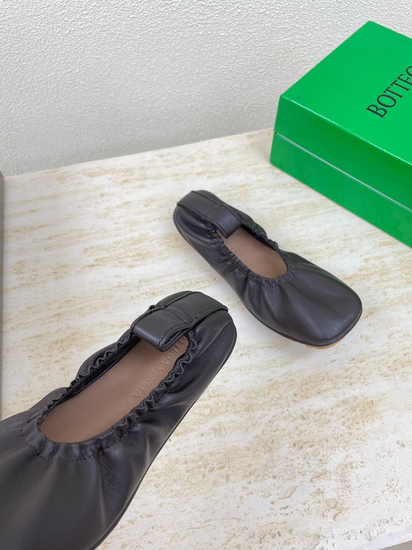 ELASTIC BALLERINA FLATS IN CHOCOLATE BROWN LAMBSKIN