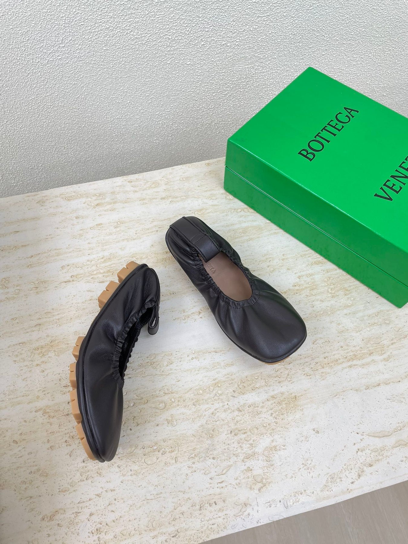 ELASTIC BALLERINA FLATS IN CHOCOLATE BROWN LAMBSKIN