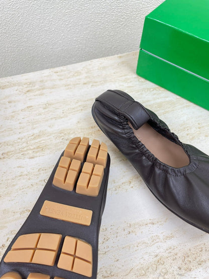 ELASTIC BALLERINA FLATS IN CHOCOLATE BROWN LAMBSKIN