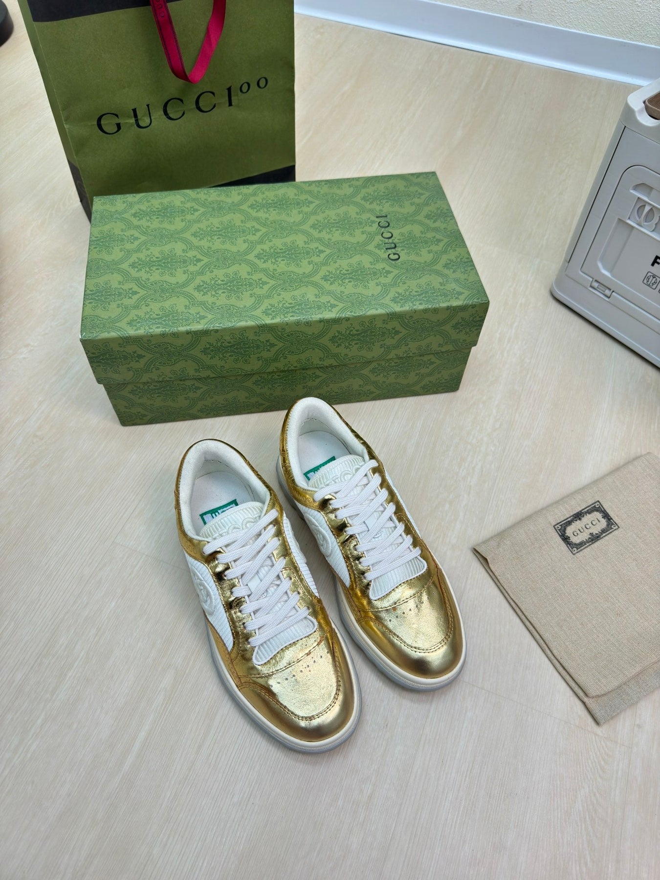 GG INTERLOCKING G SNEAKER GOLD CALFSKIN AND FABRIC
