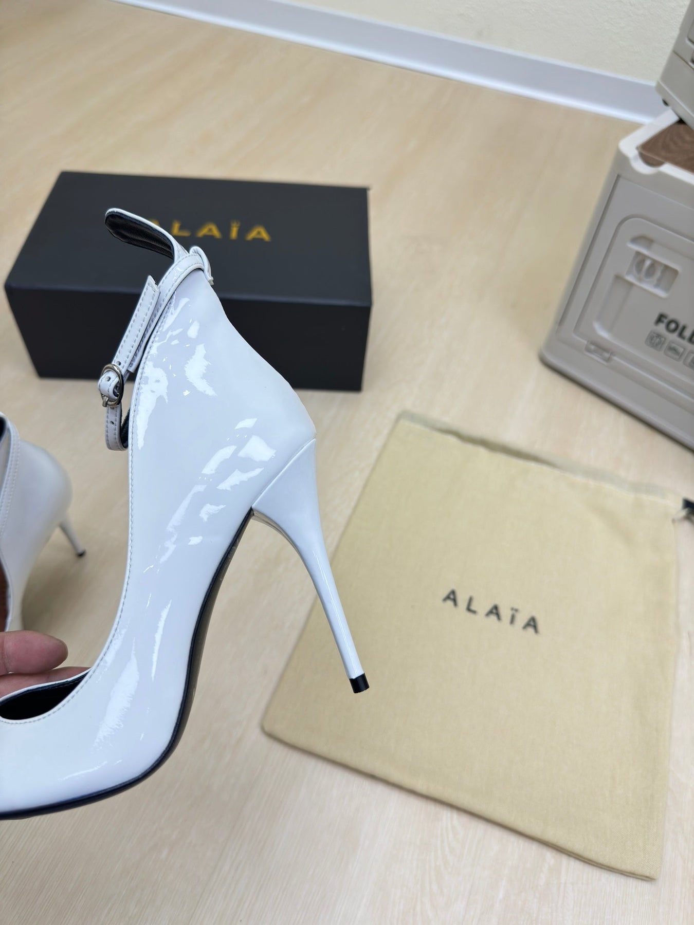 DECOLLETE PUMPS IN WHITE PATENT CALFSKIN