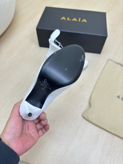 DECOLLETE PUMPS IN WHITE PATENT CALFSKIN