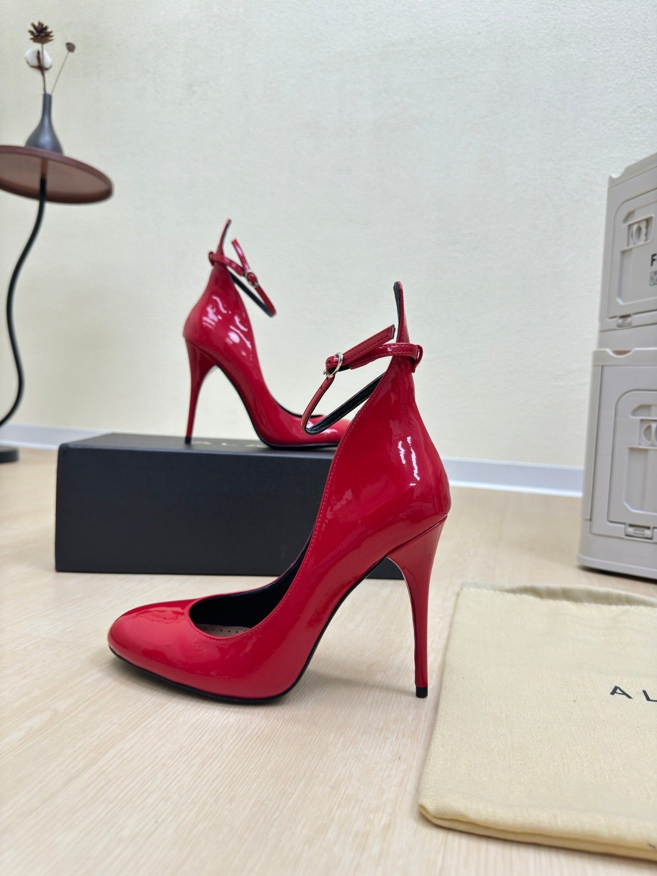 DECOLLETE PUMPS IN CHERRY RED PATENT CALFSKIN