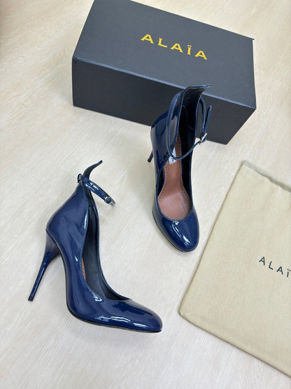 DECOLLETE PUMPS IN NAVY BLUE PATENT CALFSKIN