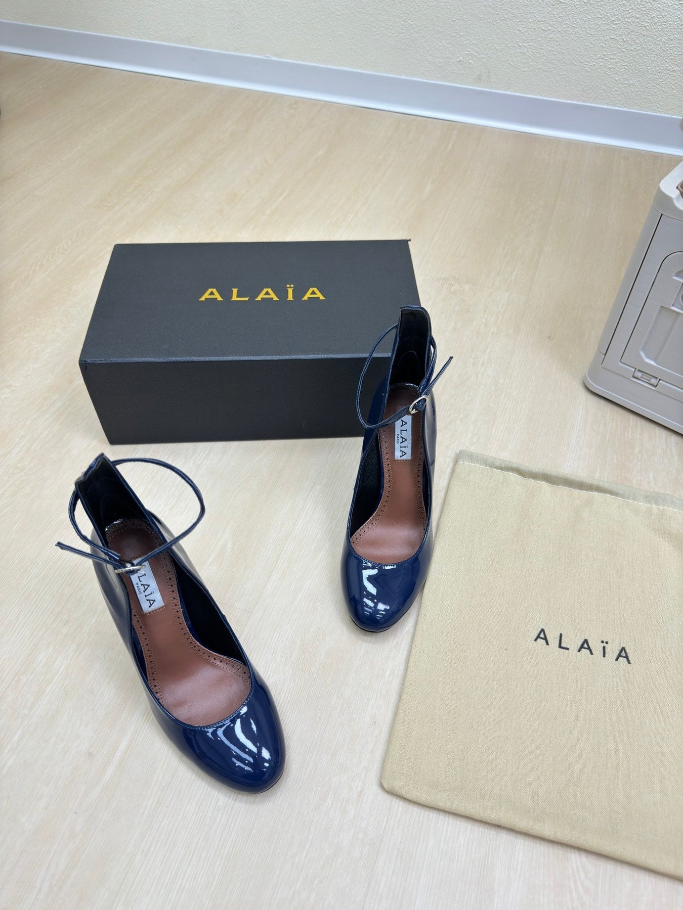 DECOLLETE PUMPS IN NAVY BLUE PATENT CALFSKIN