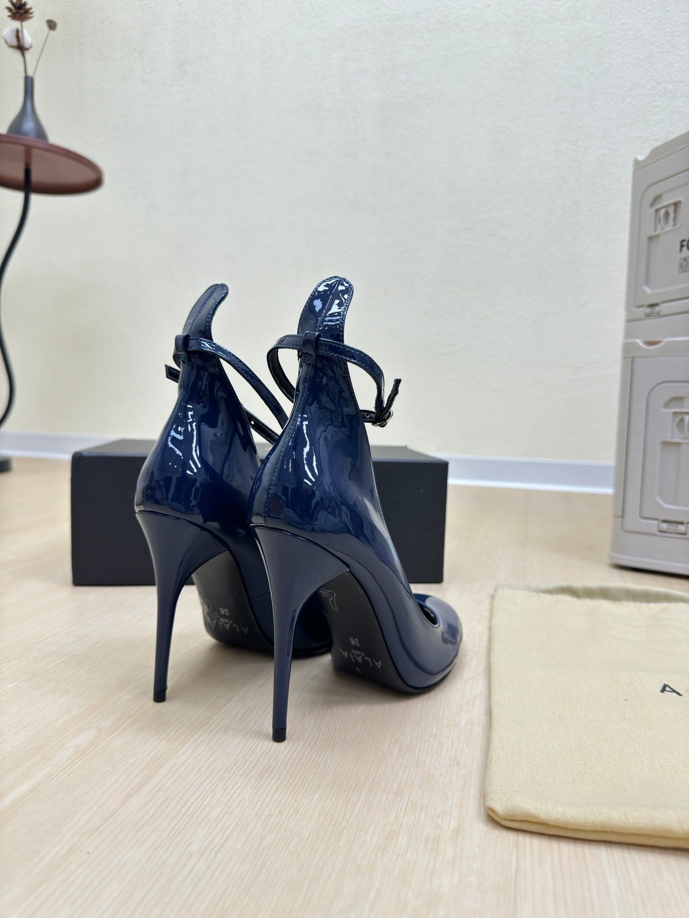 DECOLLETE PUMPS IN NAVY BLUE PATENT CALFSKIN