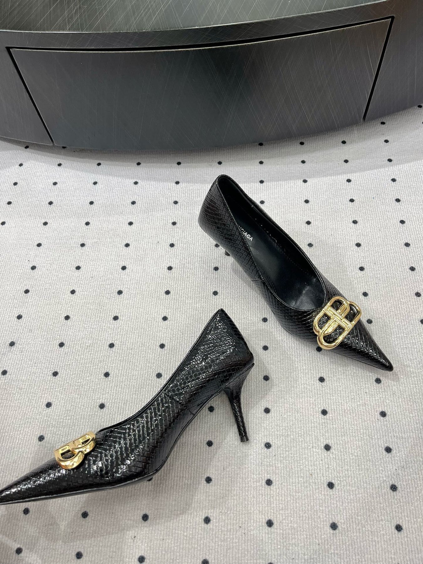 HEELED PUMPS 65 MM IN BLACK LIZARD PATTERN CALFSKIN GOLD HARDWARE