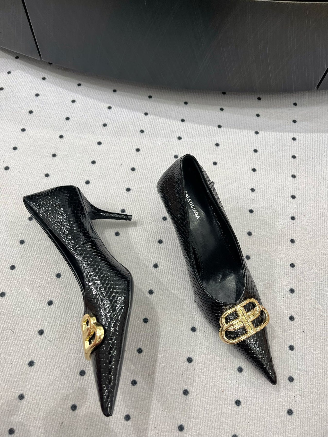 HEELED PUMPS 65 MM IN BLACK LIZARD PATTERN CALFSKIN GOLD HARDWARE