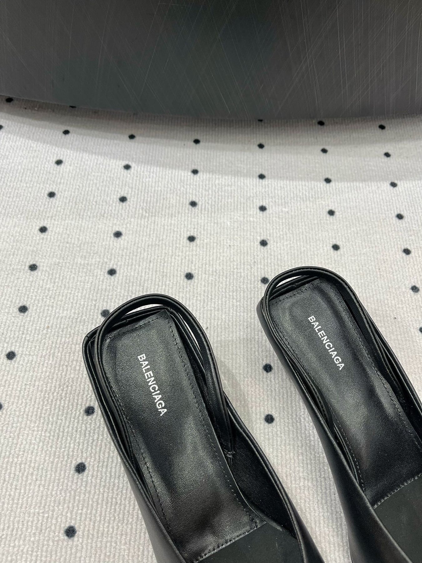 HEELED SLINGBACK 45 MM IN BLACK SMOOTH LAMBSKIN GOLD HARDWARE