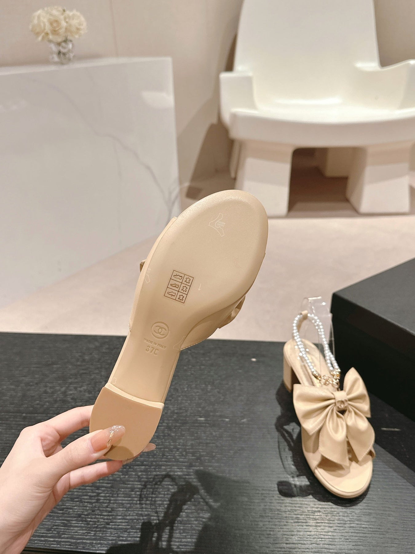 HIGH SANDAL WITH PEARL CHAIN IN BEIGE CREAM LAMBSKIN