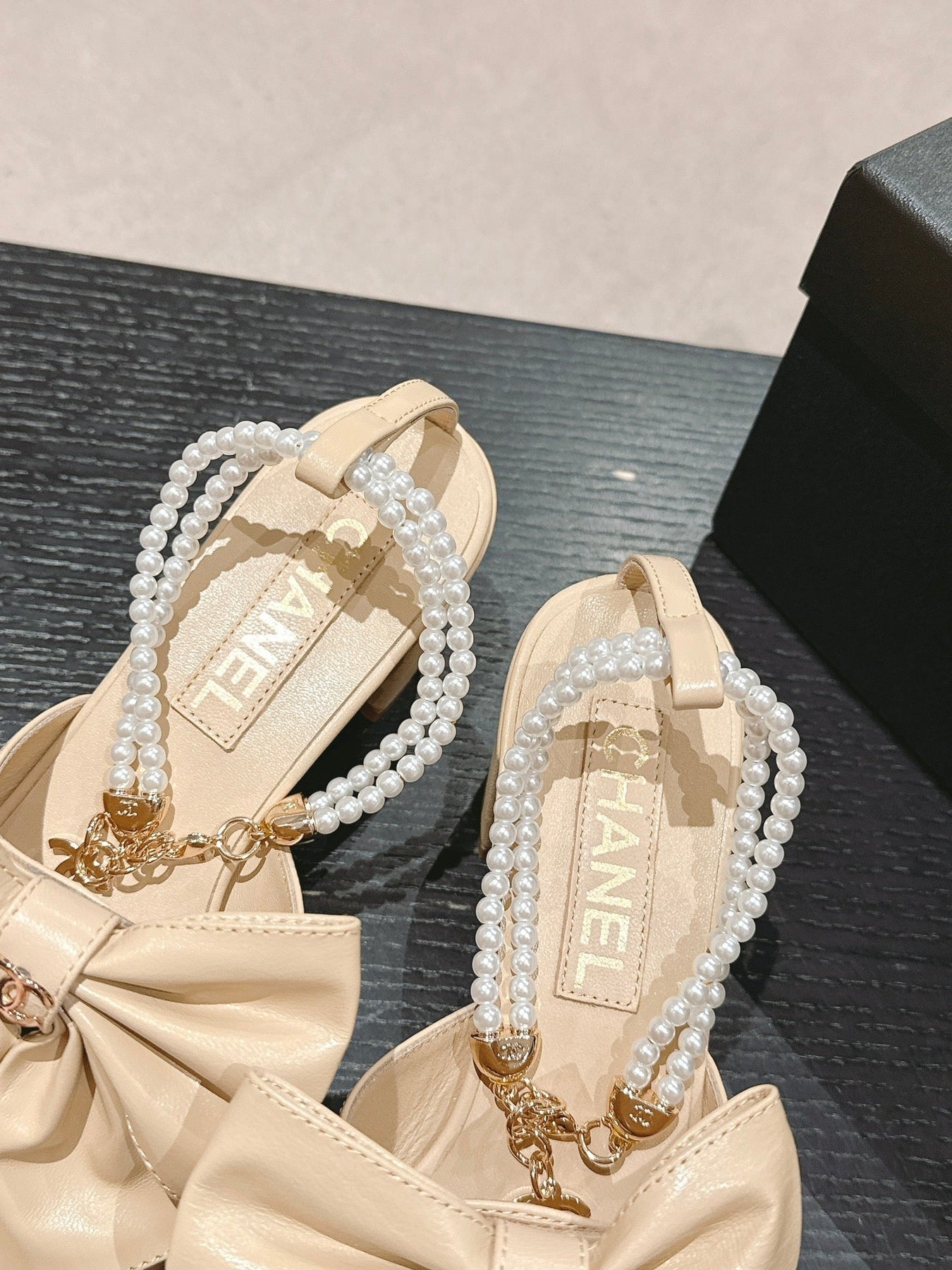 HIGH SANDAL WITH PEARL CHAIN IN BEIGE CREAM LAMBSKIN
