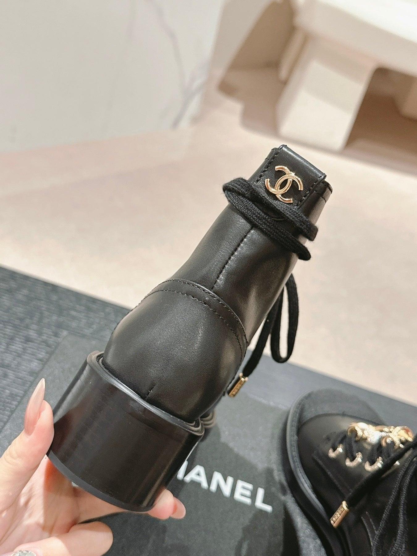 OXFORD SHORT BOOTS BLACK SHEEPSKIN